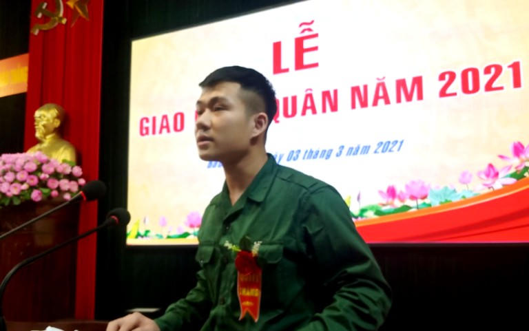 Lao Cai giao 800 tân binh cho các đơn vị nhận quân