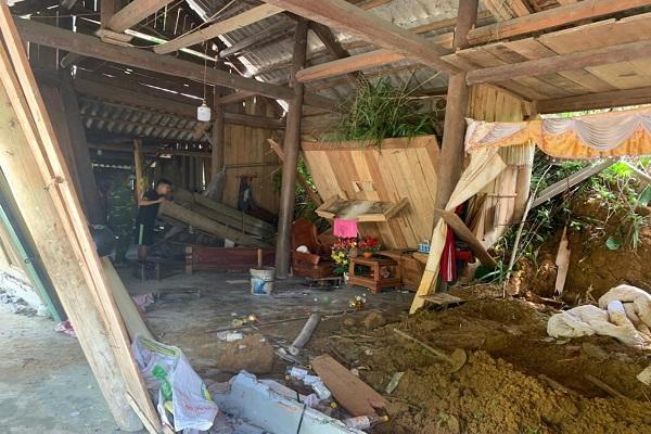 Sạt lở đất đá do mưa lớn làm một người tử vong