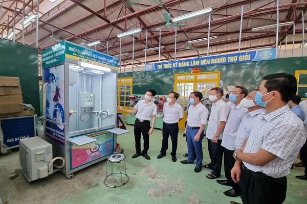 Trường Cao đẳng Lào Cai chế tạo buồng lấy mẫu xét nghiệm COVID-19