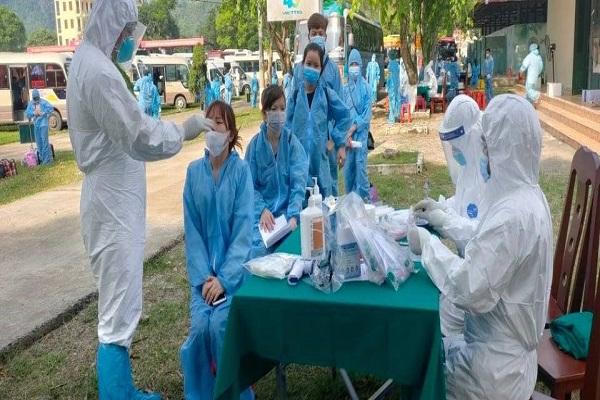 Một số công dân Hà Giang về từ Bắc Giang được điều trị do có biểu hiện ho, sốt 