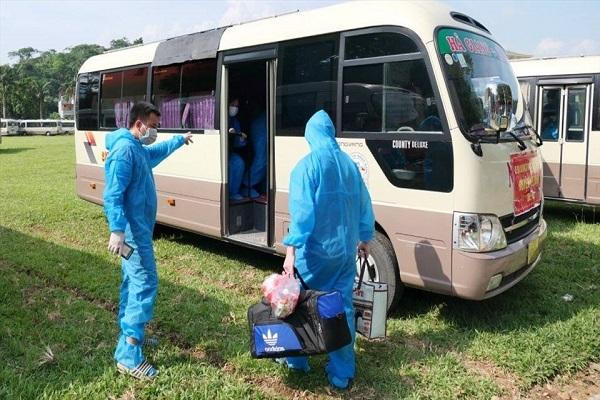 Một số công dân Hà Giang về từ Bắc Giang được điều trị do có biểu hiện ho, sốt 