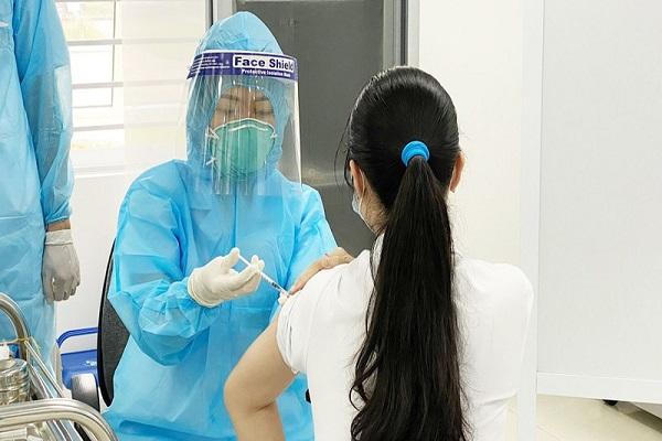 Lào Cai phấn đấu 95% người từ 18 tuổi trở lên được tiêm vaccine phòng COVID-19
