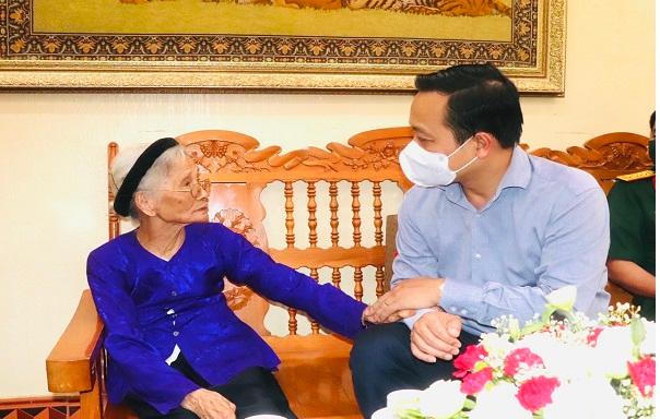 Chủ tịch UBND tỉnh Lai Châu thăm và tặng quà gia đình liệt sĩ 