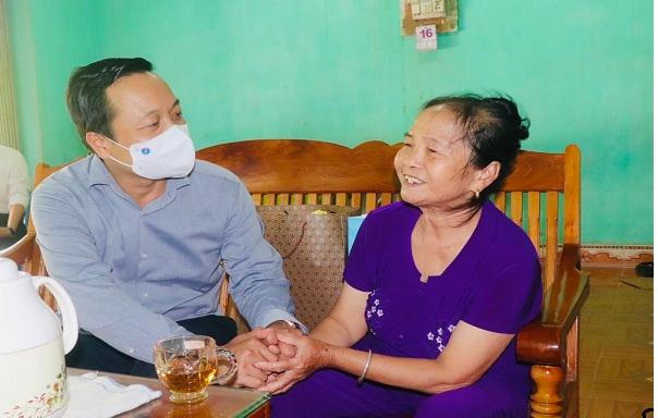 Chủ tịch UBND tỉnh Lai Châu thăm và tặng quà gia đình liệt sĩ 