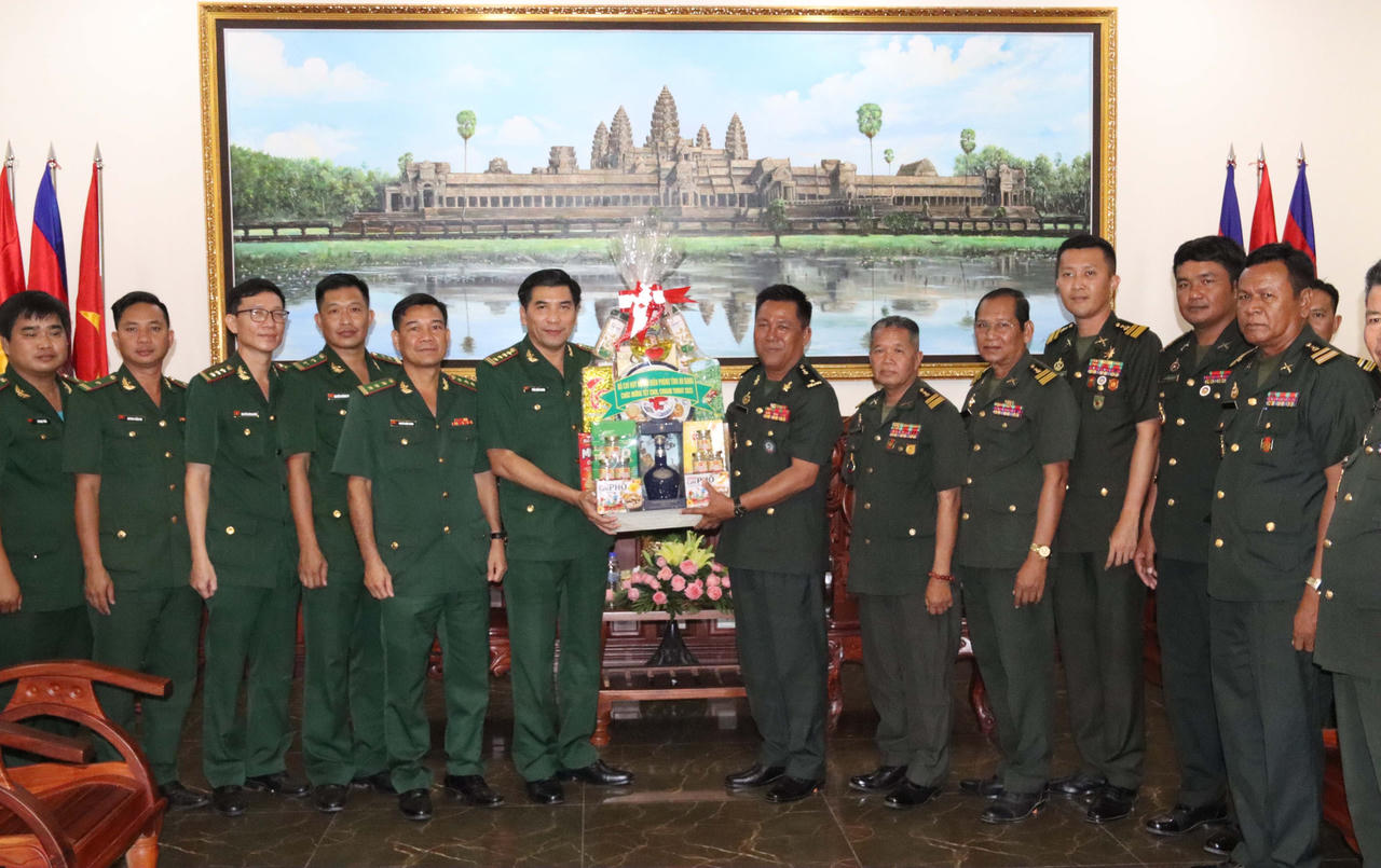 BĐBP An Giang thăm chúc tết các lực lượng vũ trang tại 2 tỉnh Kandal và Takeo, Vương quốc Campuchia 