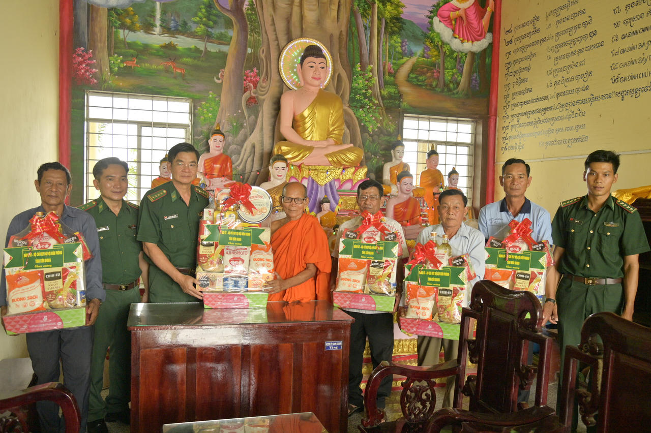 Biên phòng Kiên Giang chúc Tết Chôl Chnăm Thmây trên tuyến biên giới Giang Thành, Hà Tiên