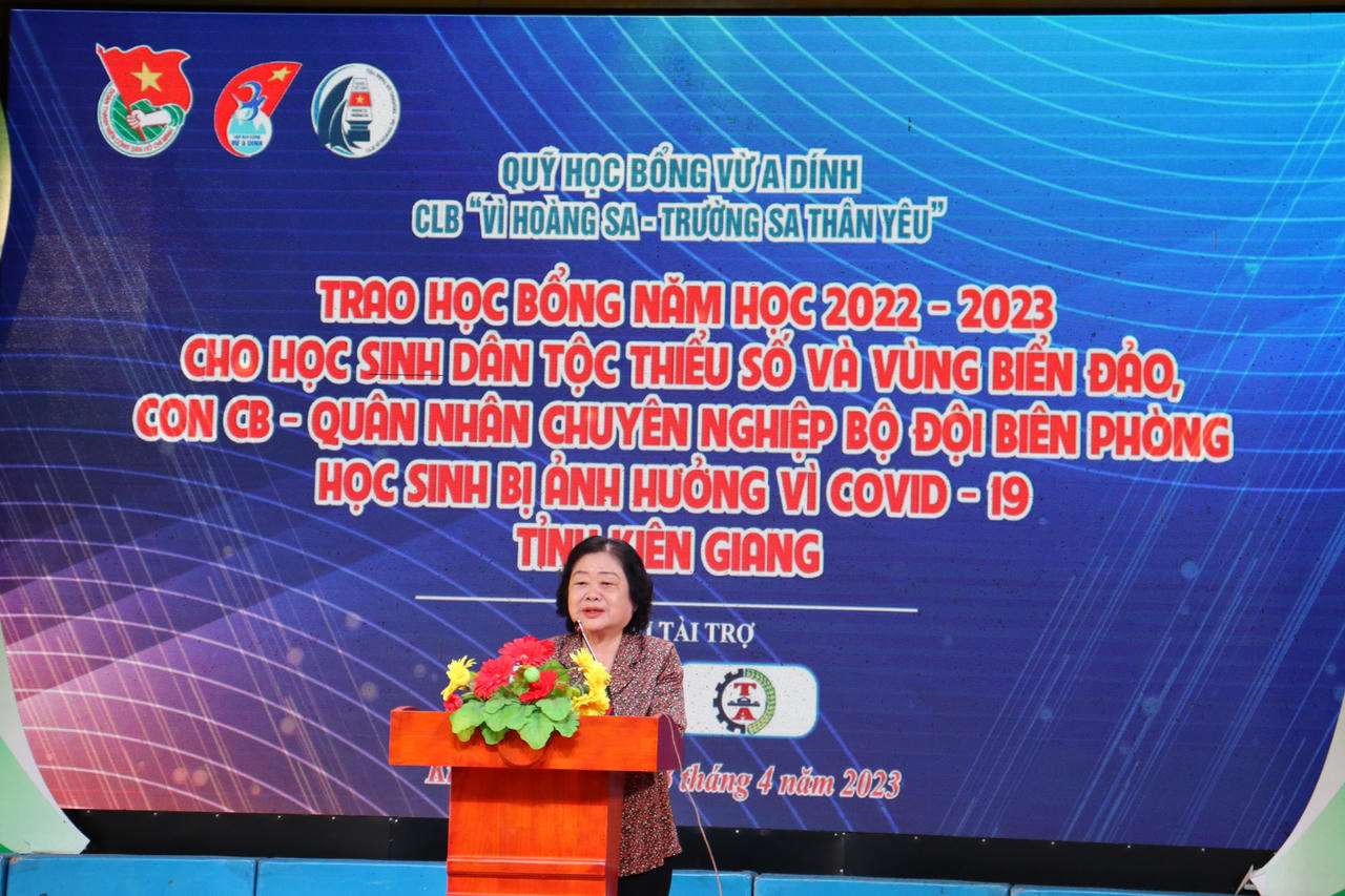 Trao học bổng Vừ A Dính và Câu lạc bộ 'Vì Hoàng Sa - Trường Sa thân yêu' tại Kiên Giang