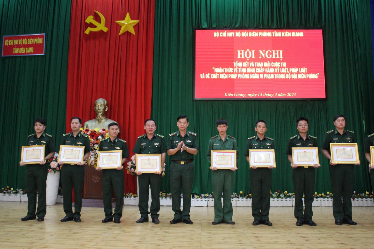Trao giải cuộc thi chấp hành kỷ luật, pháp luật và đề xuất biện pháp phòng ngừa vi phạm trong Bộ đội Biên phòng