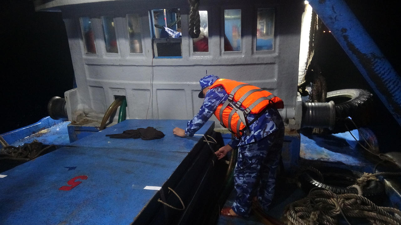 Bộ Tư lệnh vùng Cảnh sát biển 4 bắt giữ tàu vận chuyển dầu DO trái phép trên biển 
