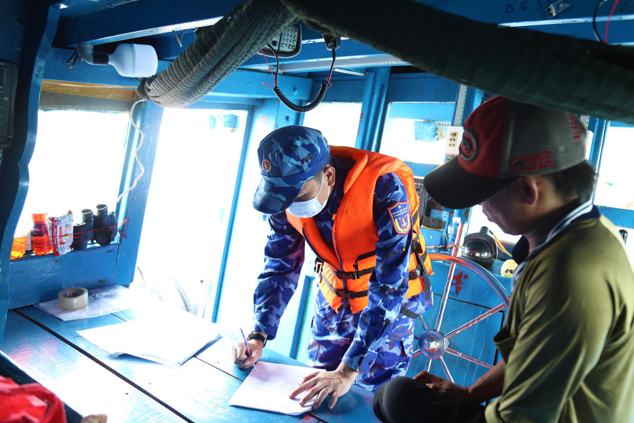 Bộ tư lệnh Vùng Cảnh sát biển 4 bắt giữ tàu vận chuyển khoảng 30 nghìn lít dầu DO trái phép 