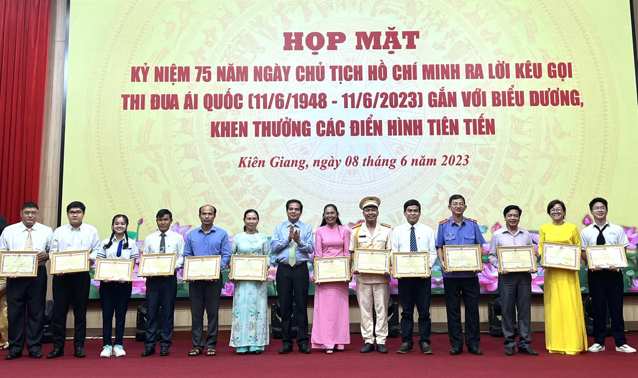 Kiên Giang khen thưởng nhiều tập thể, cá nhân điển hình, tiêu biểu 