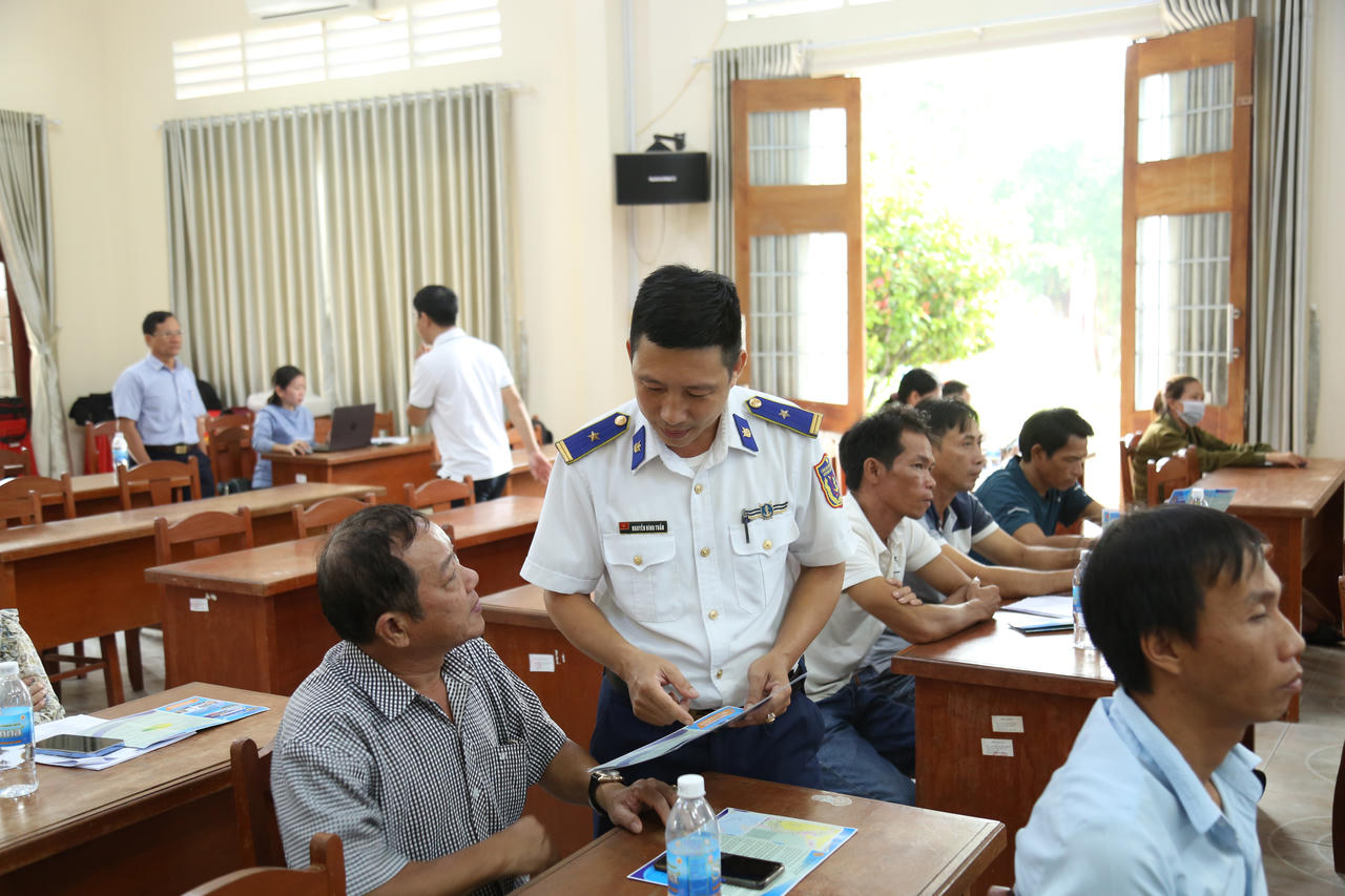 Tuyên truyền phổ biến pháp luật cho ngư dân trên đảo Phú Quốc