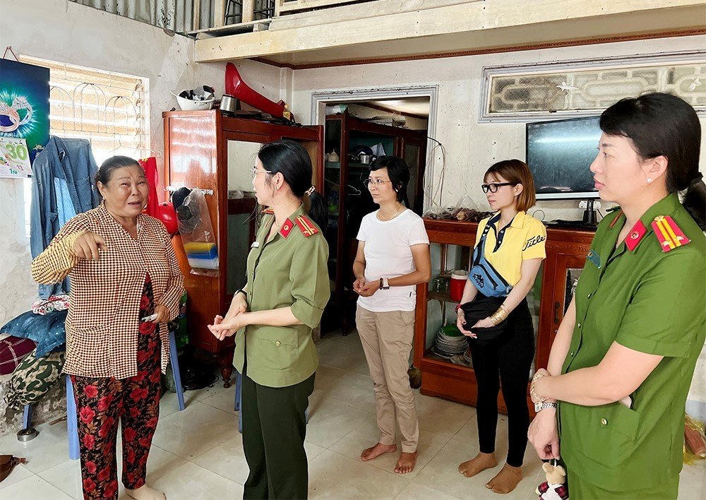 Công an TP Long Xuyên tặng quà cho con các phạm nhân có hoàn cảnh khó khăn