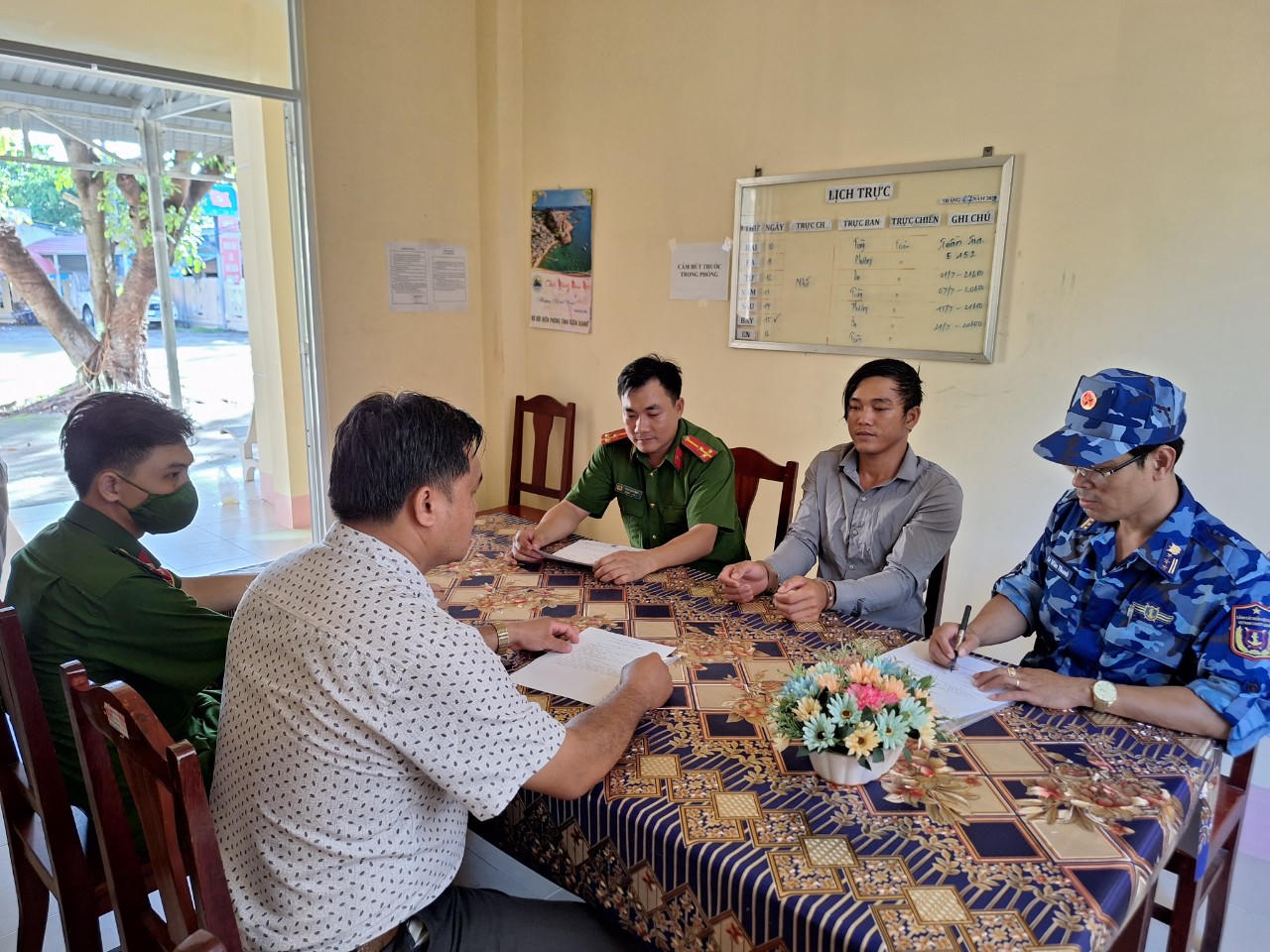 Bắt giữ đối tượng truy nã trên vùng biển Tây Nam