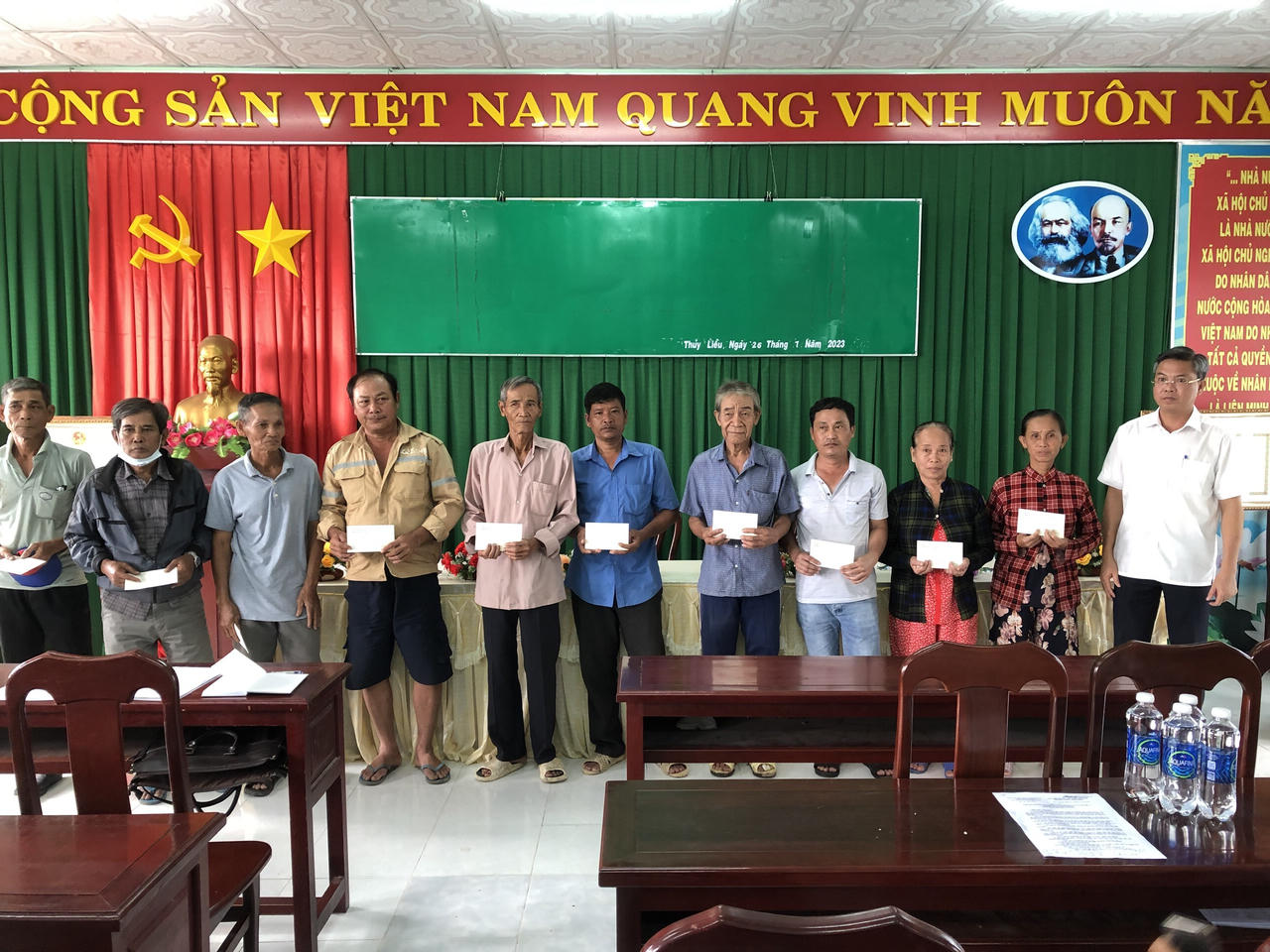 Lãnh đạo tỉnh Kiên Giang trao quà hỗ trợ người dân bị thiệt hại do bão số 2