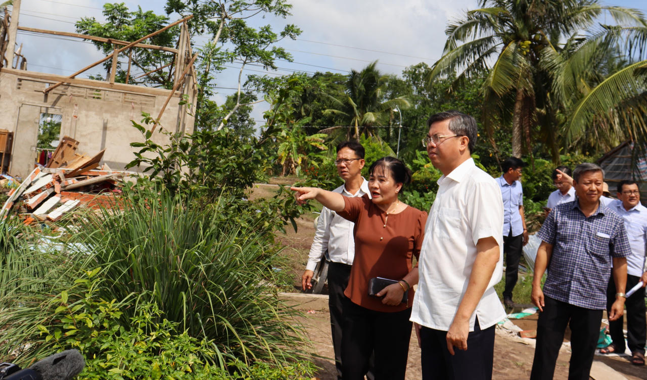 Lãnh đạo tỉnh Kiên Giang trao quà hỗ trợ người dân bị thiệt hại do bão số 2