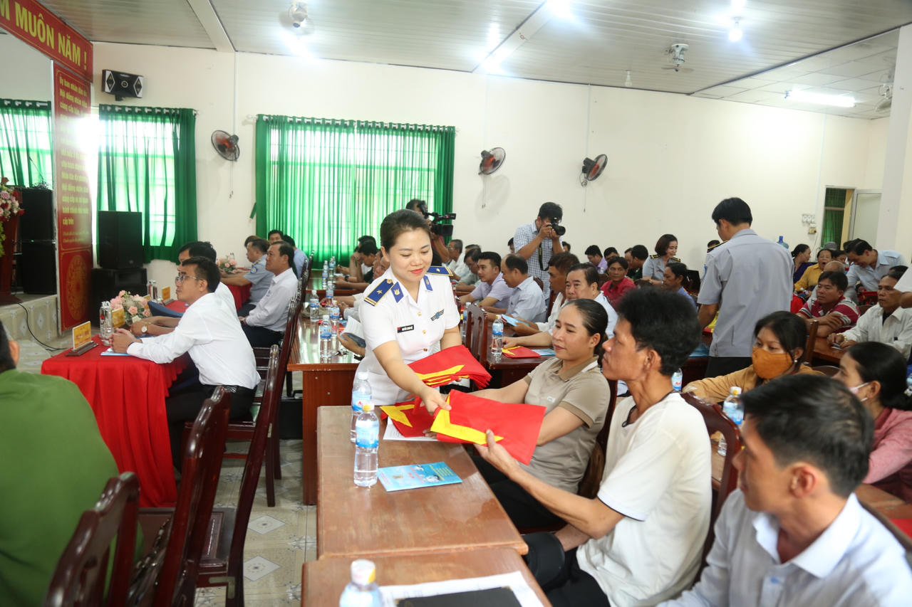 Bộ Tư lệnh Vùng Cảnh sát biển 4 chung sức gỡ cảnh báo “thẻ vàng” EC