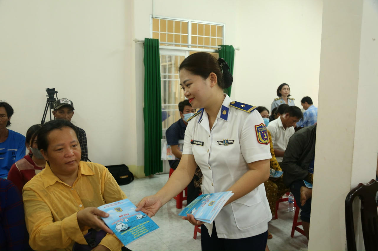 Bộ Tư lệnh Vùng Cảnh sát biển 4 chung sức gỡ cảnh báo “thẻ vàng” EC