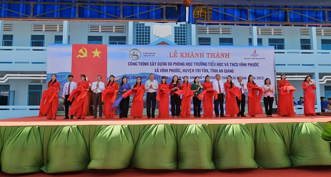 Phó Chủ tịch nước Võ Thị Ánh Xuân dự lễ khánh thành công trình xây dựng 08 phòng học Trường Tiểu học và THCS Vĩnh Phước