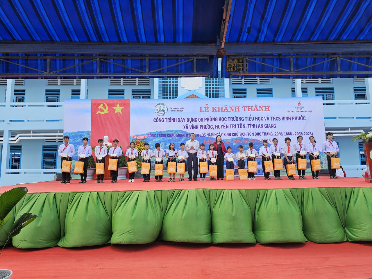 Phó Chủ tịch nước Võ Thị Ánh Xuân dự lễ khánh thành công trình xây dựng 08 phòng học Trường Tiểu học và THCS Vĩnh Phước