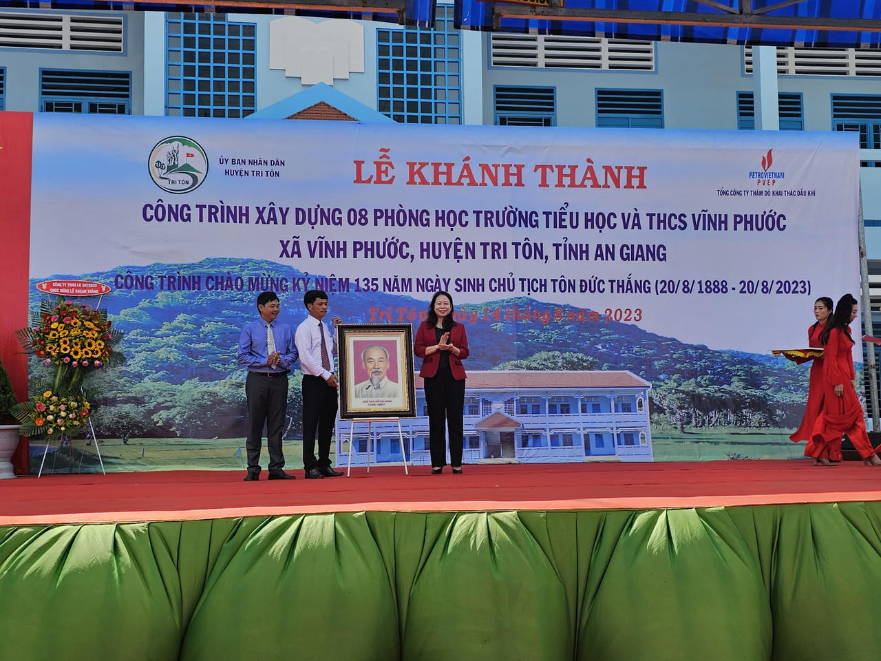 Phó Chủ tịch nước Võ Thị Ánh Xuân dự lễ khánh thành công trình xây dựng 08 phòng học Trường Tiểu học và THCS Vĩnh Phước