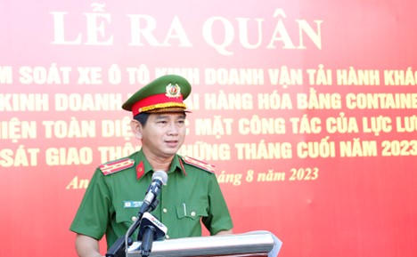 An Giang ra quân tổng kiểm soát ô tô chở khách, xe container, xe tự chế