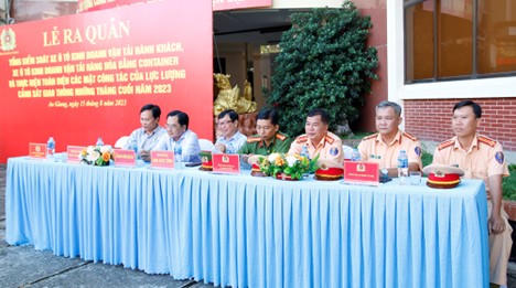 An Giang ra quân tổng kiểm soát ô tô chở khách, xe container, xe tự chế