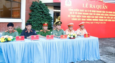 An Giang ra quân tổng kiểm soát ô tô chở khách, xe container, xe tự chế
