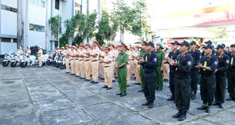 An Giang ra quân tổng kiểm soát ô tô chở khách, xe container, xe tự chế