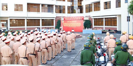 An Giang ra quân tổng kiểm soát ô tô chở khách, xe container, xe tự chế