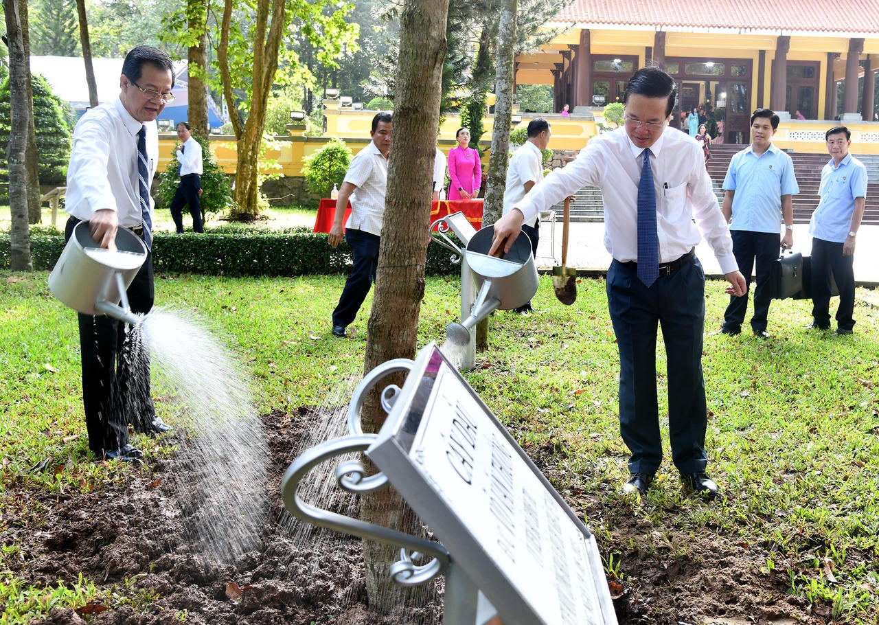Hình ảnh Chủ tịch nước Võ Văn Thưởng tri ân, tưởng niệm Chủ tịch Tôn Đức Thắng tại An Giang