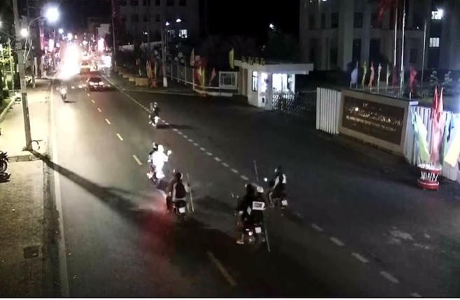 An Giang: Cảnh sát giao thông bắt nhóm thanh niên mang hung khí đi giải quyết mâu thuẫn