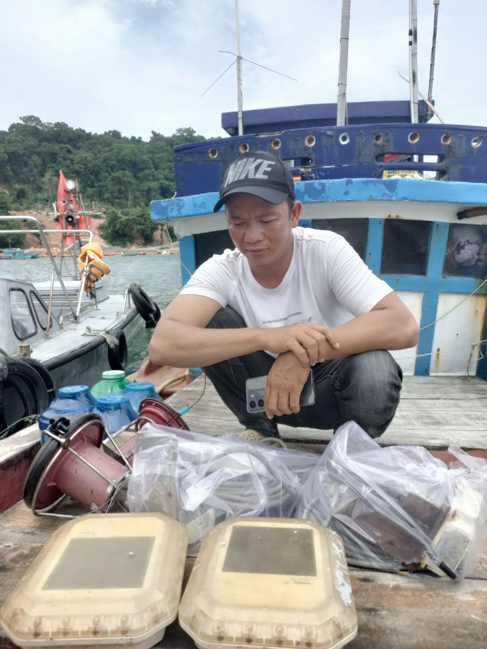 Kiên Giang: Bắt giữ một tàu cá cất giấu 6 thiết bị giám sát hành trình