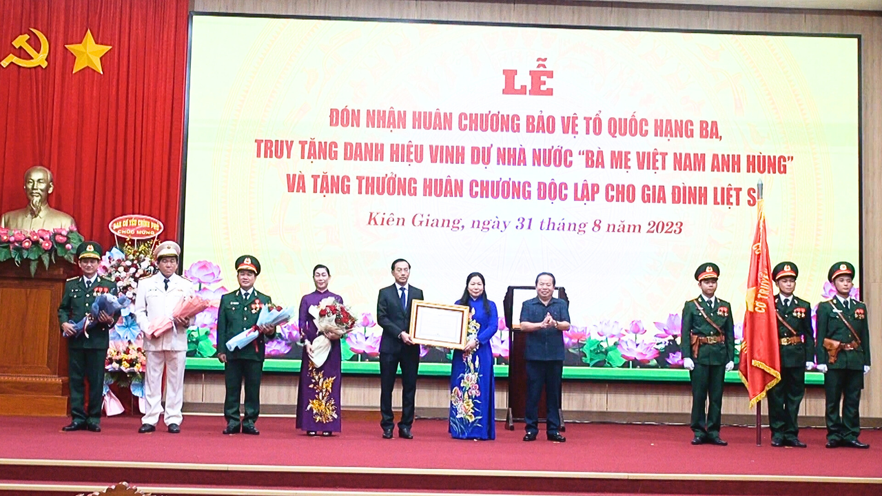 Kiên Giang vinh dự đón nhận Huân chương bảo vệ Tổ quốc hạng Ba