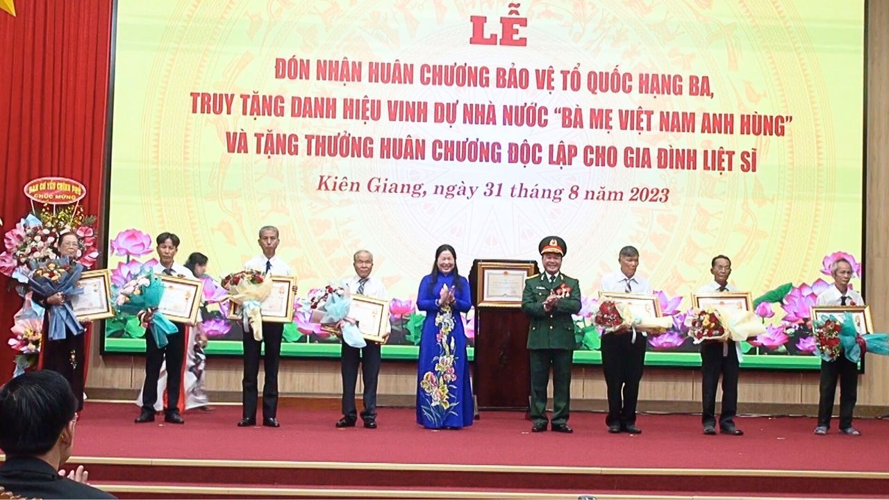 Kiên Giang vinh dự đón nhận Huân chương bảo vệ Tổ quốc hạng Ba