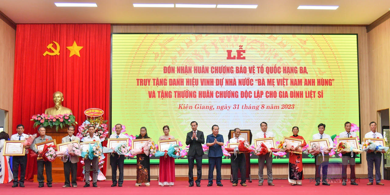 Kiên Giang vinh dự đón nhận Huân chương bảo vệ Tổ quốc hạng Ba