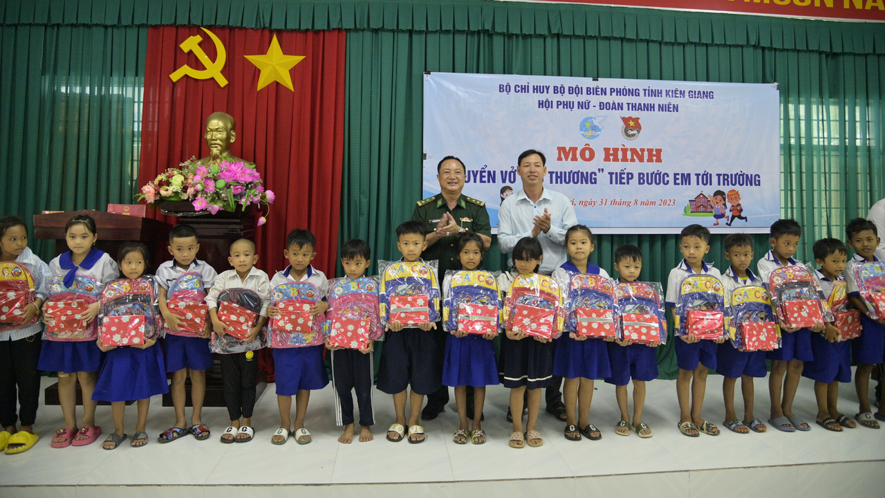 Bộ đội Biên phòng Kiên Giang đồng hành cùng học sinh nghèo vùng biên