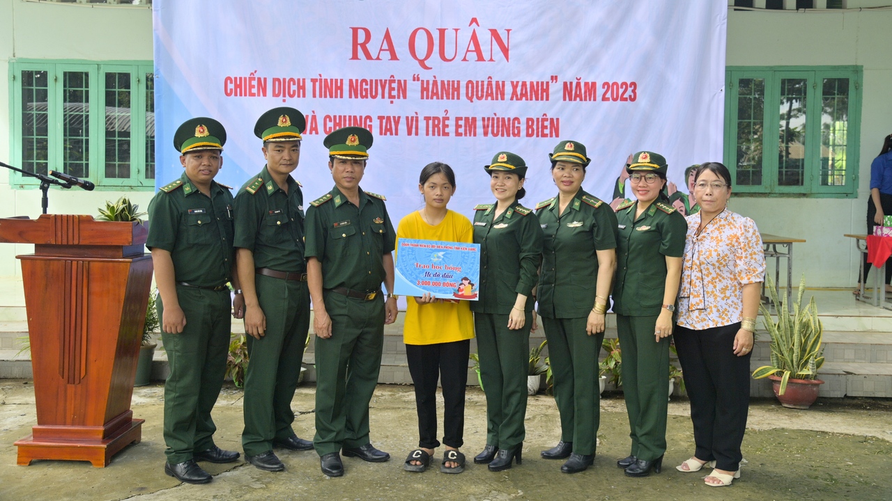 Bộ đội Biên phòng Kiên Giang đồng hành cùng học sinh nghèo vùng biên