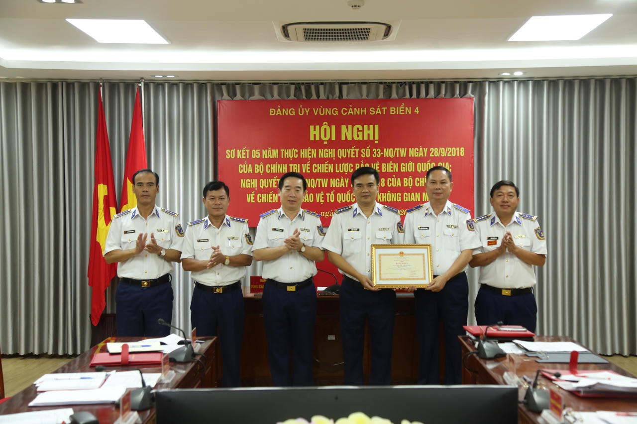 Bộ Tư lệnh Vùng Cảnh sát biển 4 nhận Bằng Khen của Bộ trưởng Bộ Quốc phòng