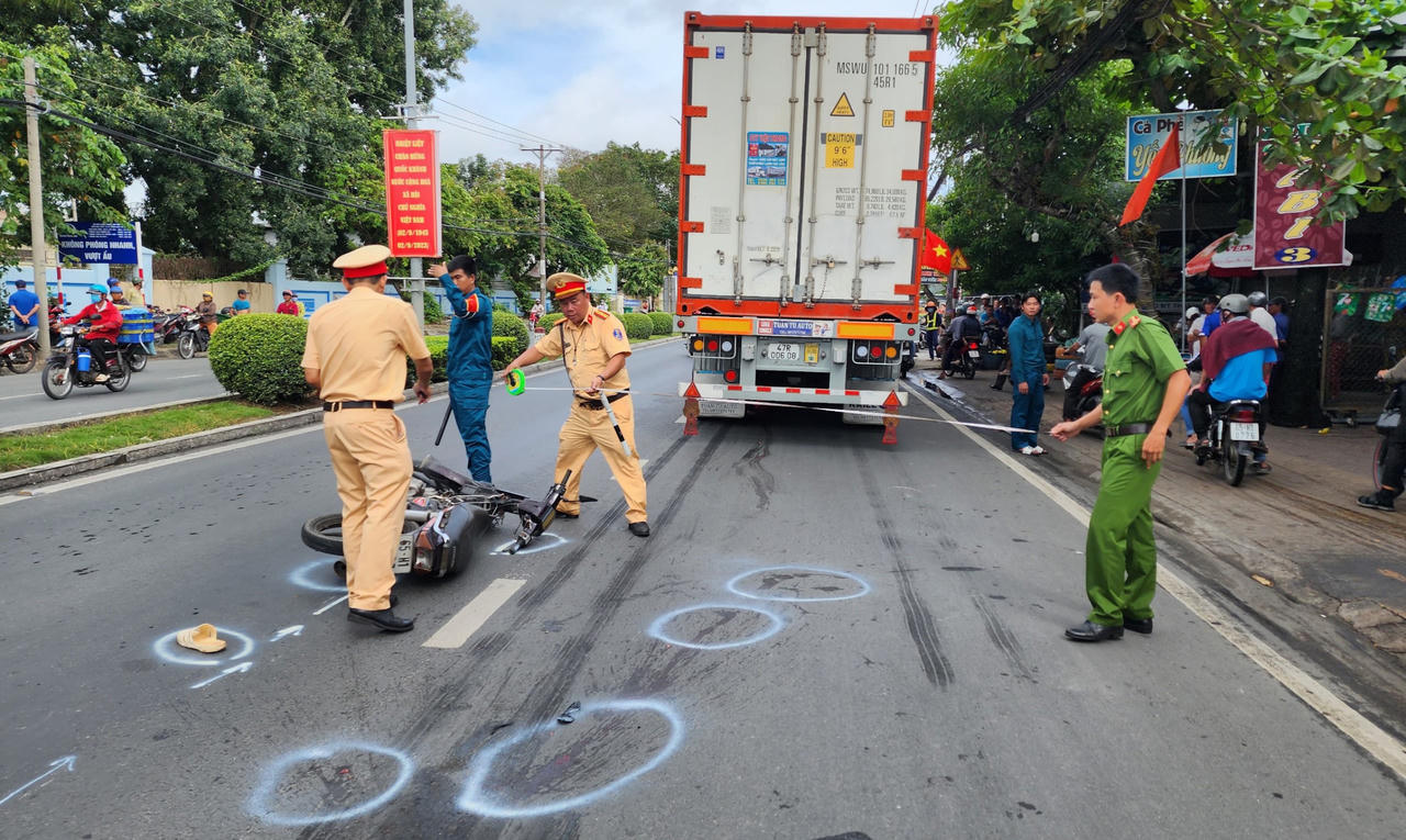 Ô tô container va chạm với xe máy, 1 người tử vong