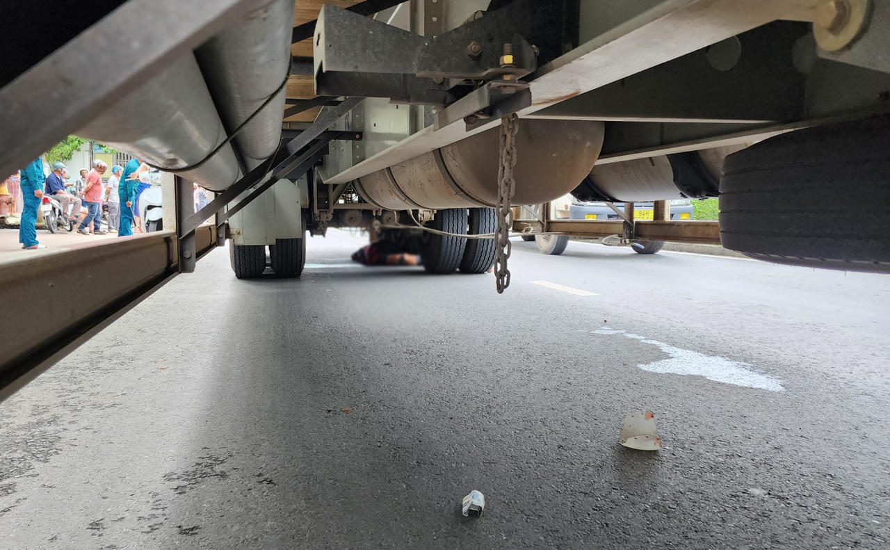 Ô tô container va chạm với xe máy, 1 người tử vong