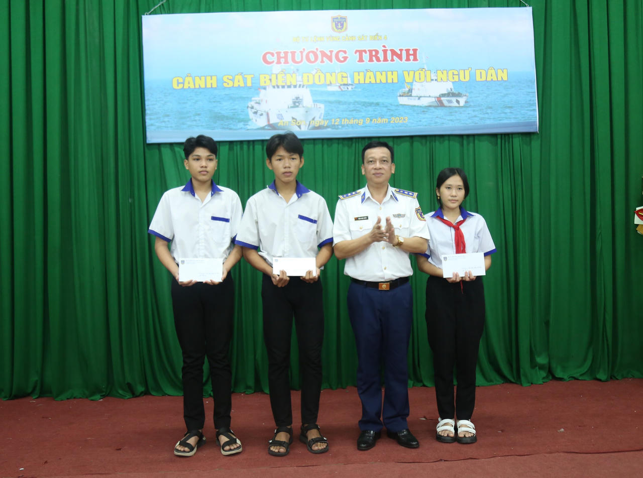 Bộ Tư lệnh Vùng Cảnh sát biển 4 đồng hành với ngư dân xã đảo An Sơn