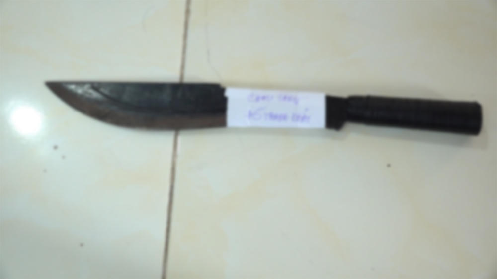Khởi tố đối tượng dùng dao khống chế người đi đường để cướp tài sản
