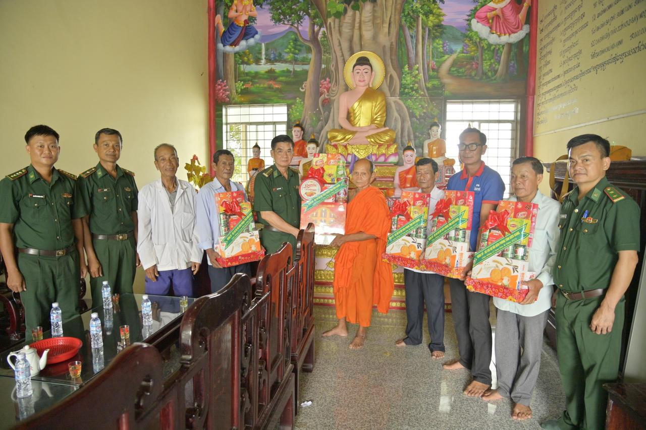 Biên phòng Kiên Giang thăm, tặng quà các chùa, người có uy tín nhân dịp Lễ Sen Dolta