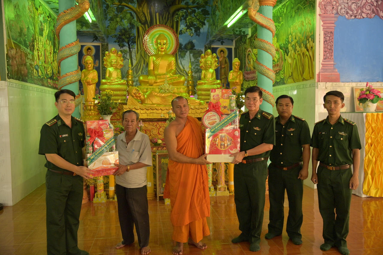 Biên phòng Kiên Giang thăm, tặng quà các chùa, người có uy tín nhân dịp Lễ Sen Dolta