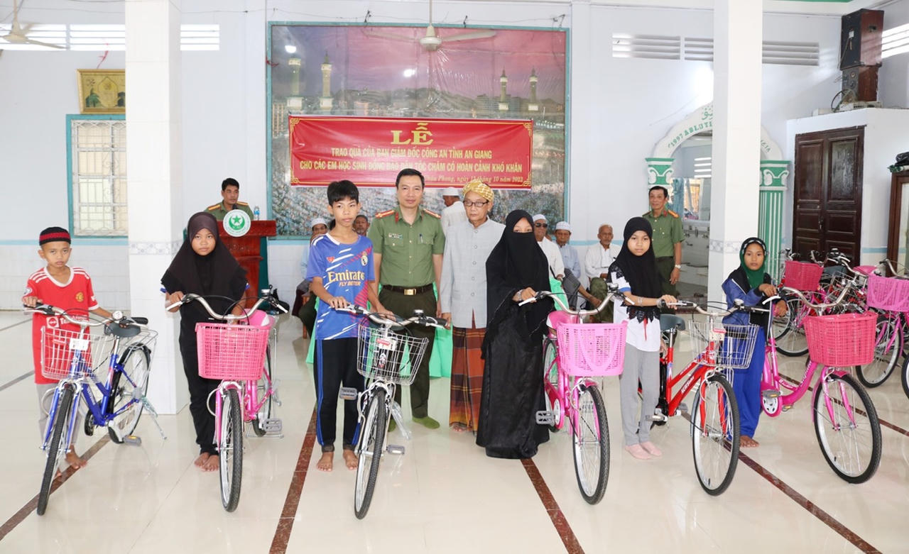 Công an tỉnh An Giang tặng xe đạp cho học sinh đồng bào dân tộc Chăm