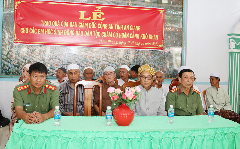 Công an tỉnh An Giang tặng xe đạp cho học sinh đồng bào dân tộc Chăm