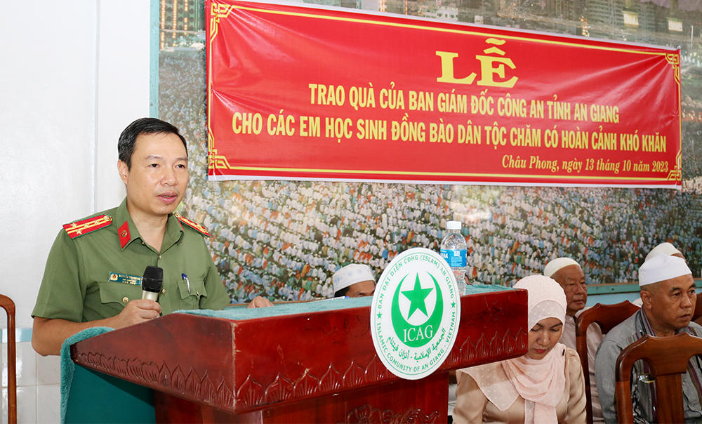 Công an tỉnh An Giang tặng xe đạp cho học sinh đồng bào dân tộc Chăm