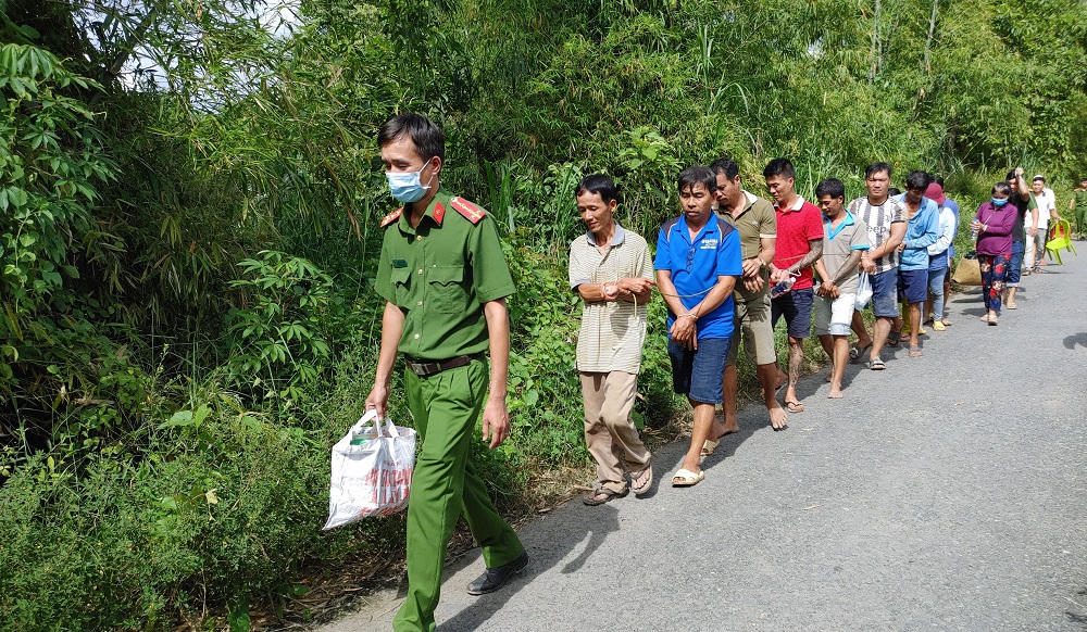 Triệt xóa tụ điểm đánh bạc bên trong vườn xoài