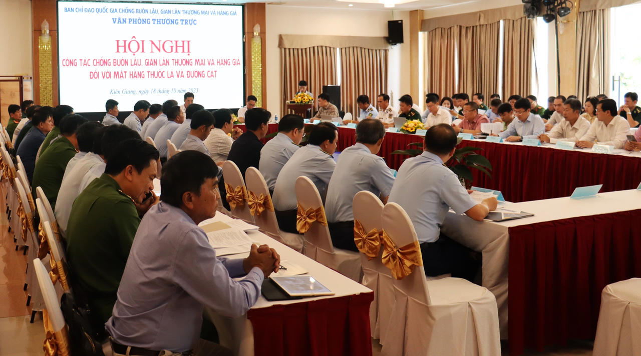 Bàn các giải pháp chống buôn lậu, gian lận thương mại đối với mặt hàng thuốc lá và đường cát